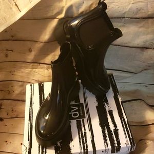 Dolce Vita DV Thunder blk shiny wedge rainboots sz 8m
